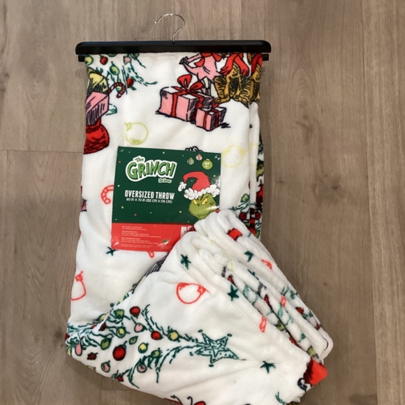 NWT The Grinch Dr Seuss Christmas White Color throw 60 x 70 Cindy-Lou Who Max - Picture 5 of 6